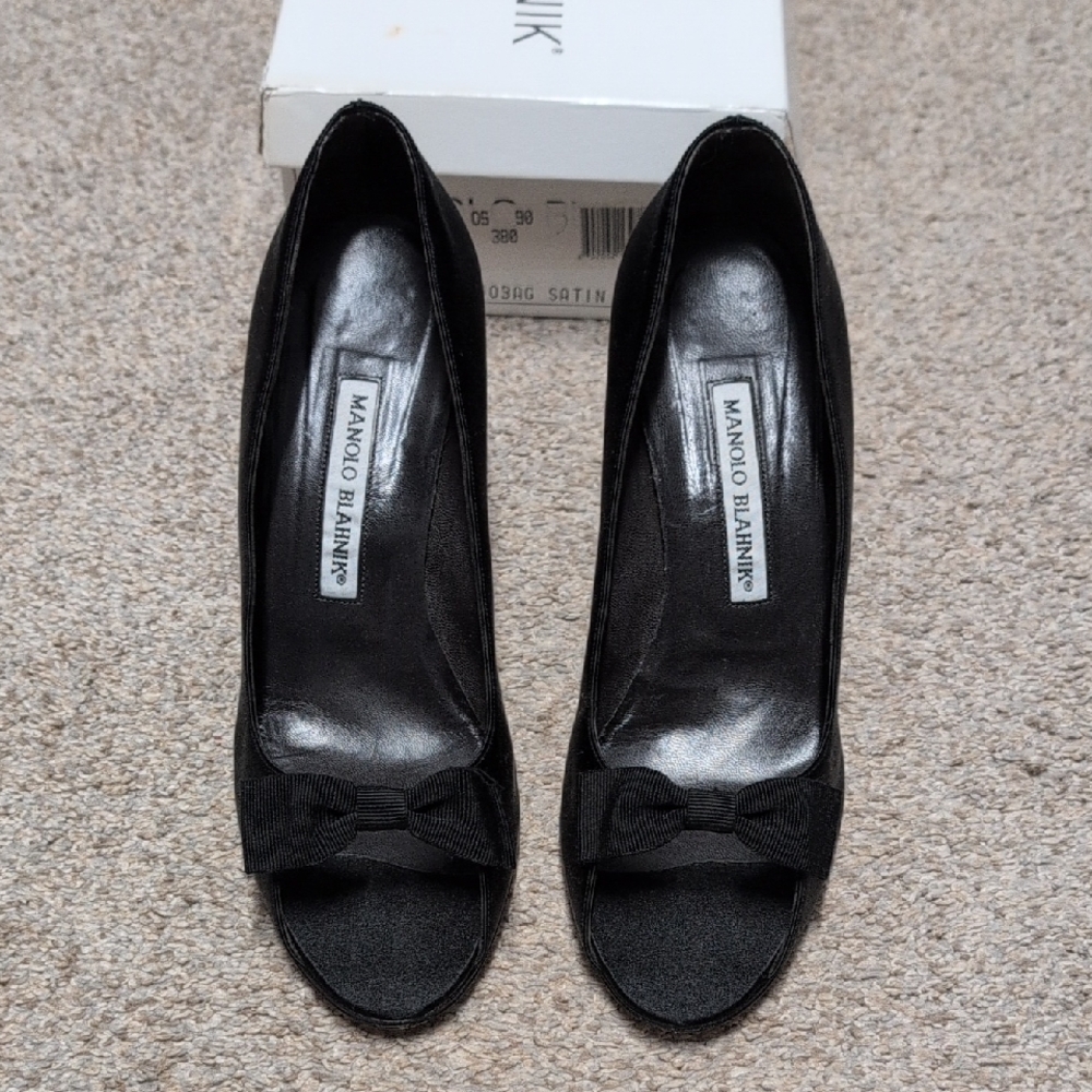 Manolo Blahnik Black satin Milbugaco Style peep Toe heel